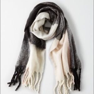 AMERICAN EAGLE OUTFITTERS EXPLODED PLAID BLANKET SCARF